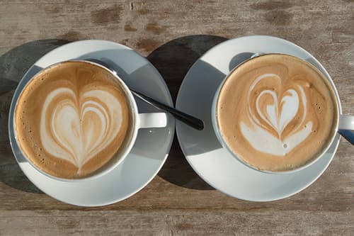 Er lijkt geen oorzakelijk verband tussen koffie-inname en risico op RA