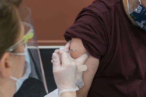 Prioriteren bij vaccinatie tegen COVID-19 redt levens