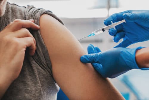 Meta-analyse bevestigt beperkt risico op opvlammingen na COVID-19-vaccin bij IA